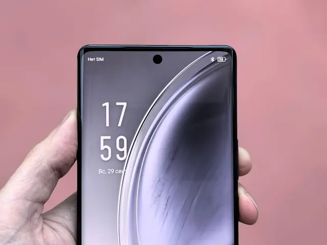Smartphone real com tela em tons neutros e reflexos
