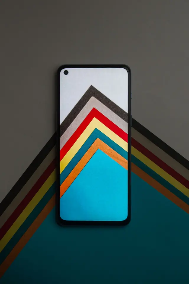 Smartphone real exibindo composição colorida de alto contraste
